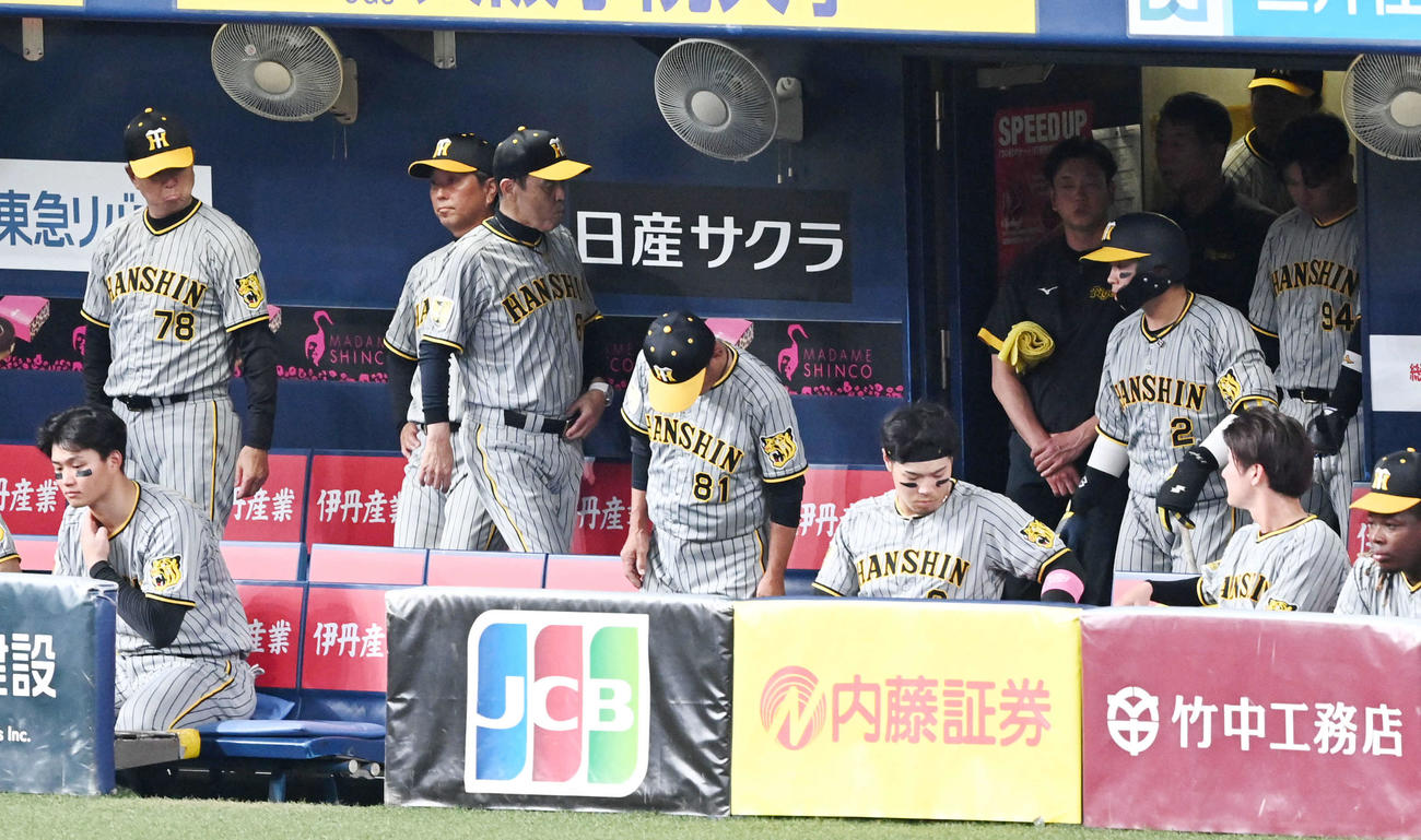 オリックス対阪神　オリックスに完封負け、厳しい顔で引き揚げる岡田監督（撮影・前岡正明）
