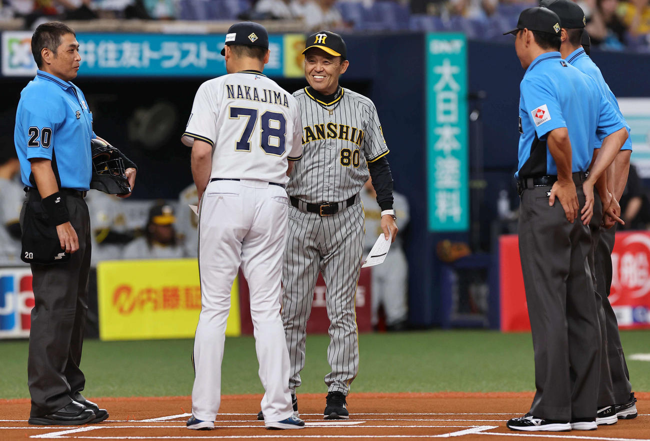 オリックス対阪神　中嶋監督（中央左）と握手を交わす岡田監督（撮影・上田博志）