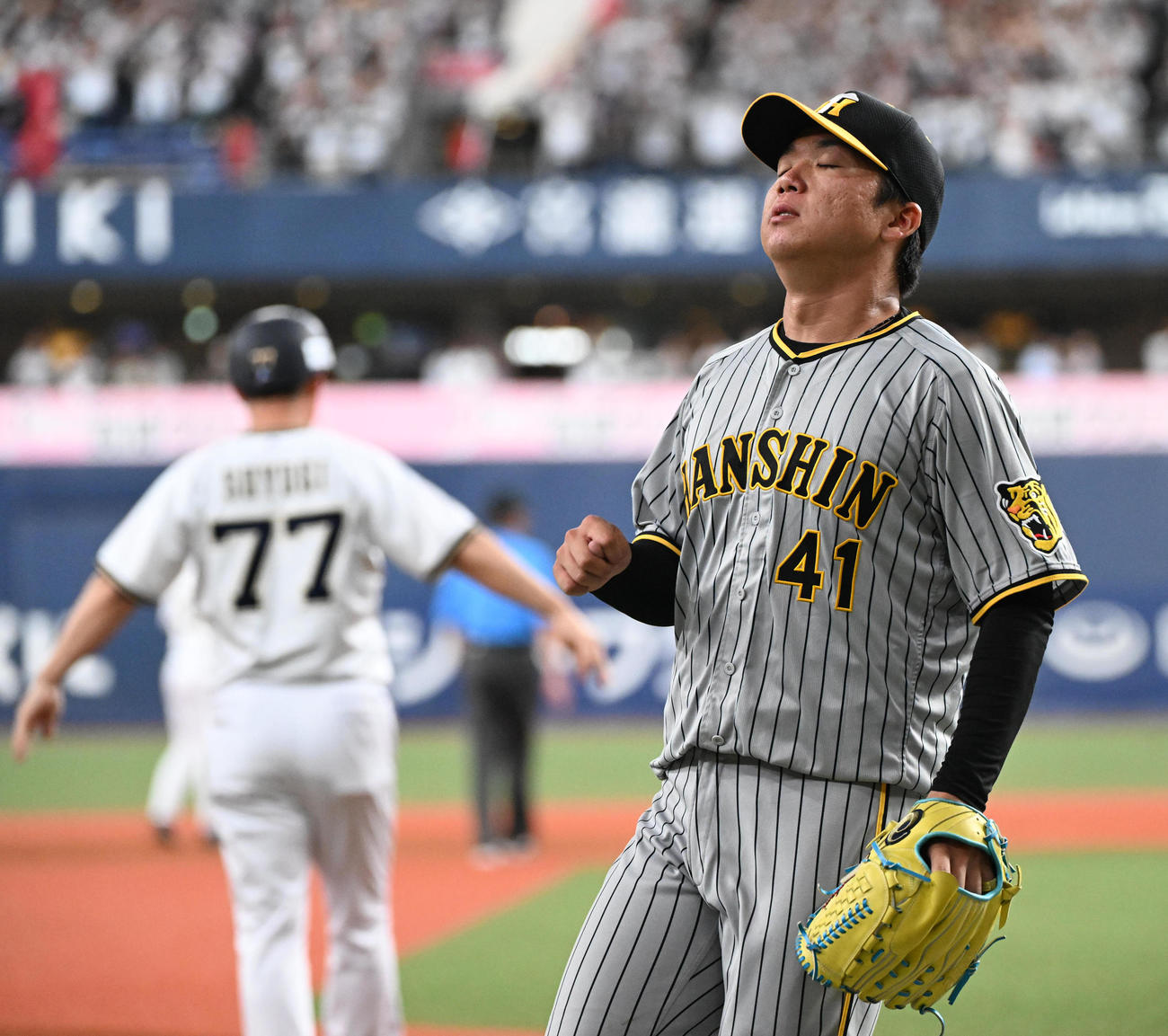 オリックス対阪神　6回裏オリックス1死一、三塁、西川に右前適時打を浴び三里ベースカバーに走る村上（撮影・和賀正仁）