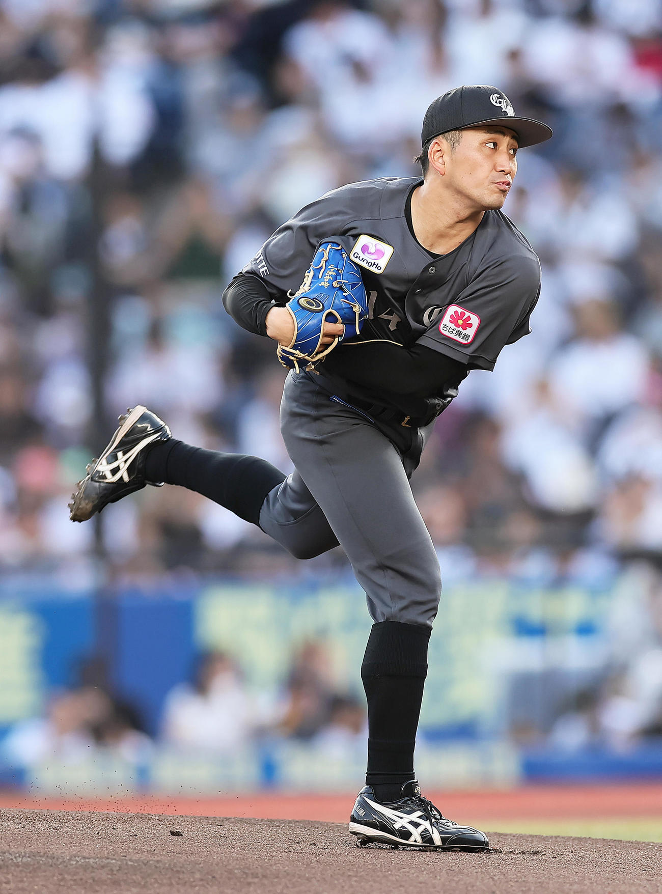 ロッテ対DeNA　力投するロッテ先発の小島（撮影・足立雅史）