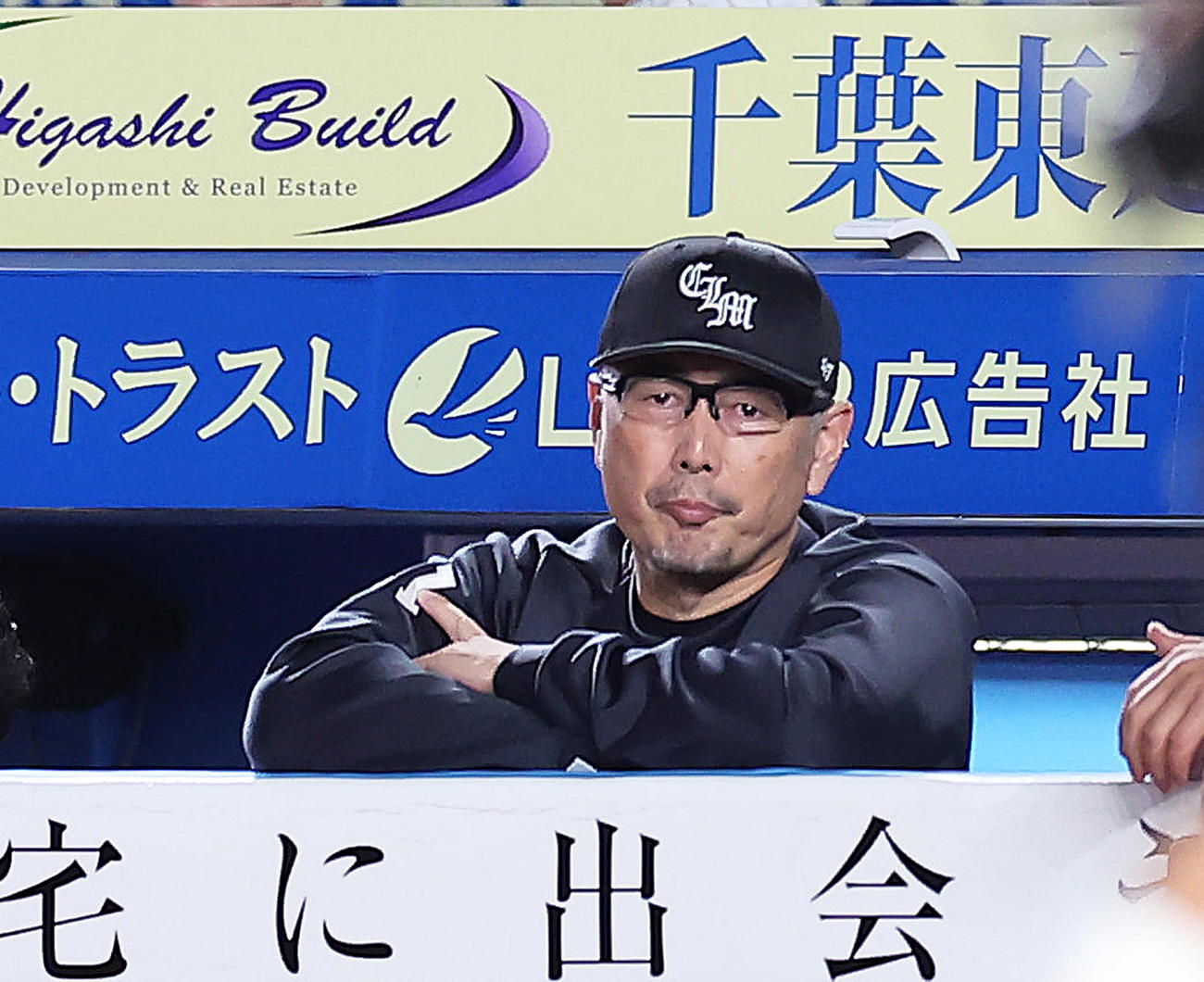ロッテ対DeNA　戦況を見つめるロッテ吉井監督（撮影・足立雅史）