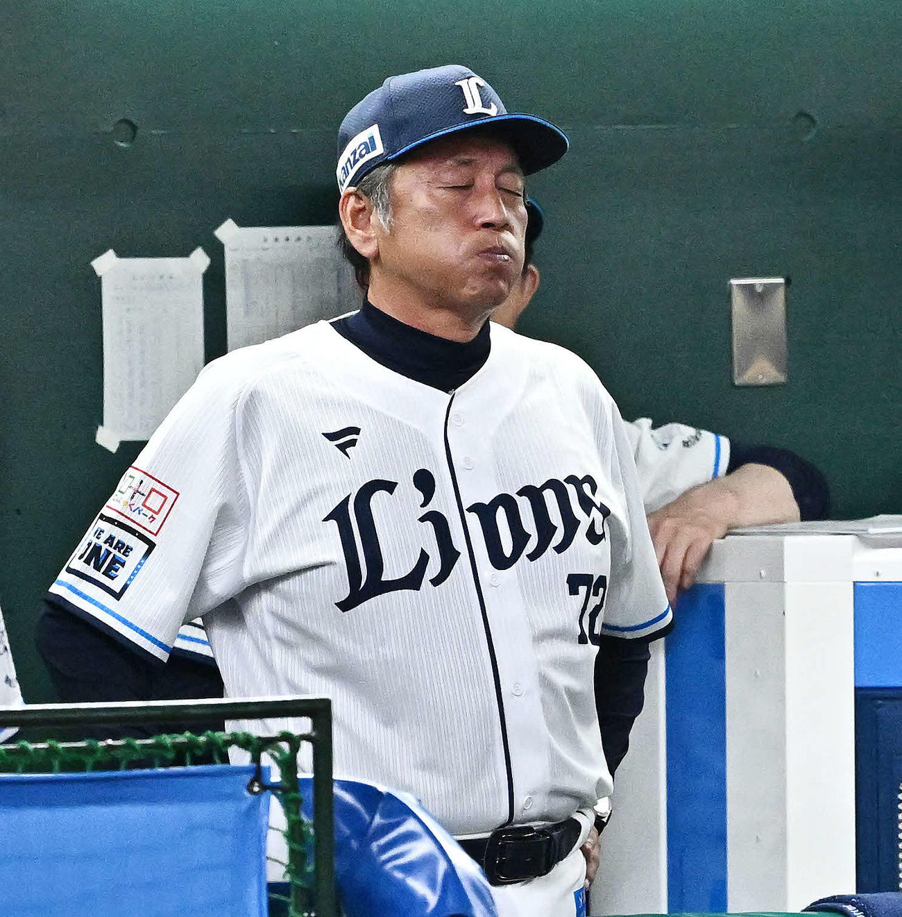 西武対広島　9回裏、厳しい表情の西武渡辺GM兼監督代行（撮影・滝沢徹郎）