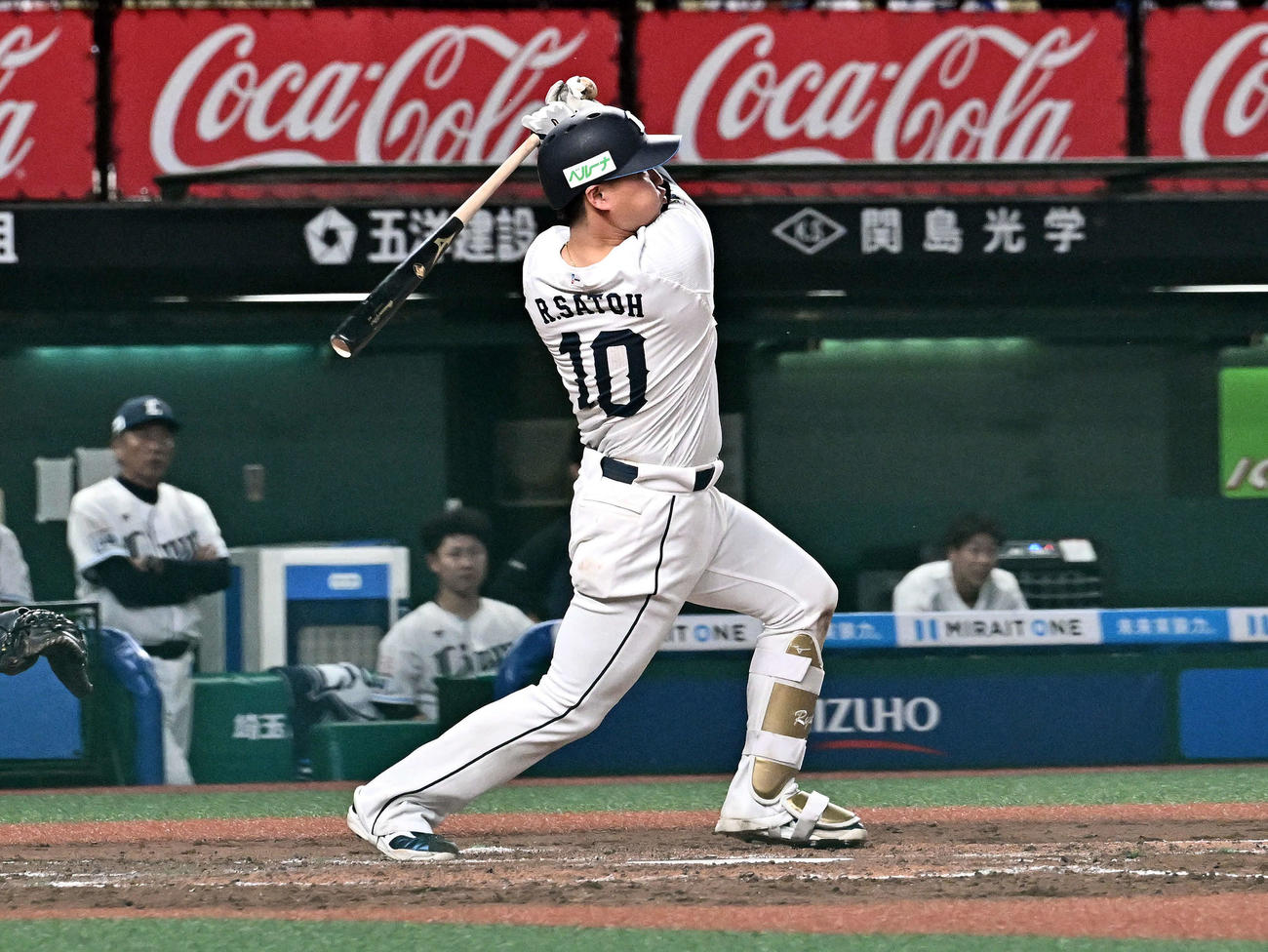 西武対広島　8回裏西武1死、佐藤龍は右中間へソロ本塁打を放つ（撮影・滝沢徹郎）