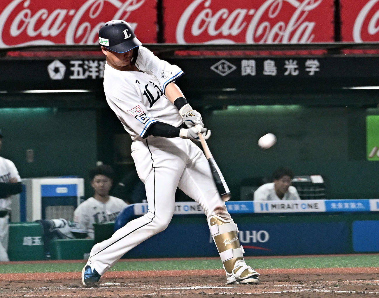 西武対広島　8回裏西武1死、佐藤龍は右中間へソロ本塁打を放つ（撮影・滝沢徹郎）