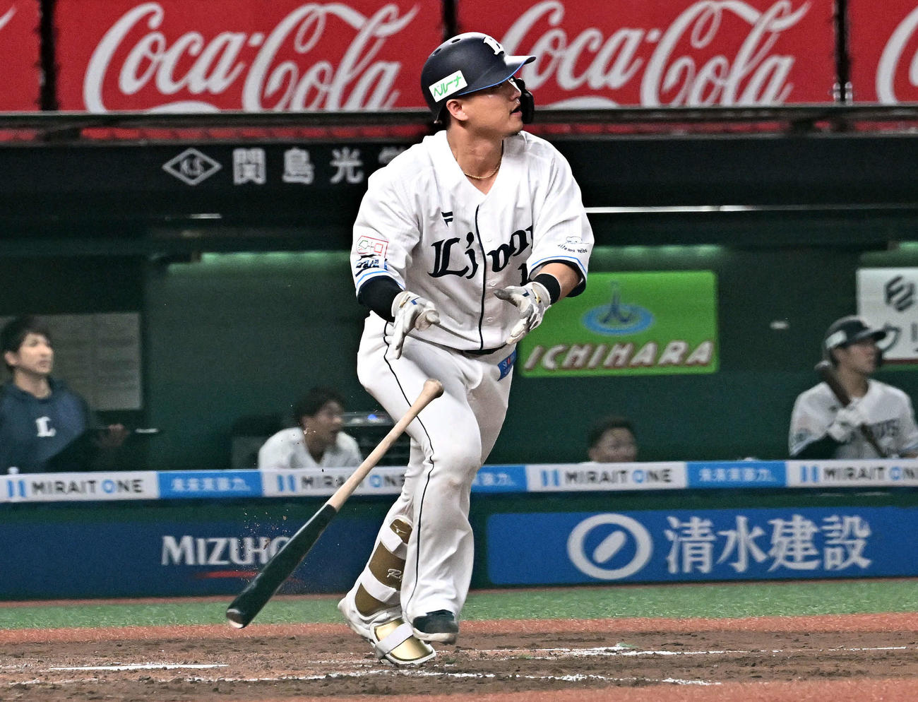 西武対広島　8回裏西武1死、佐藤龍は右中間へソロ本塁打を放つ（撮影・滝沢徹郎）