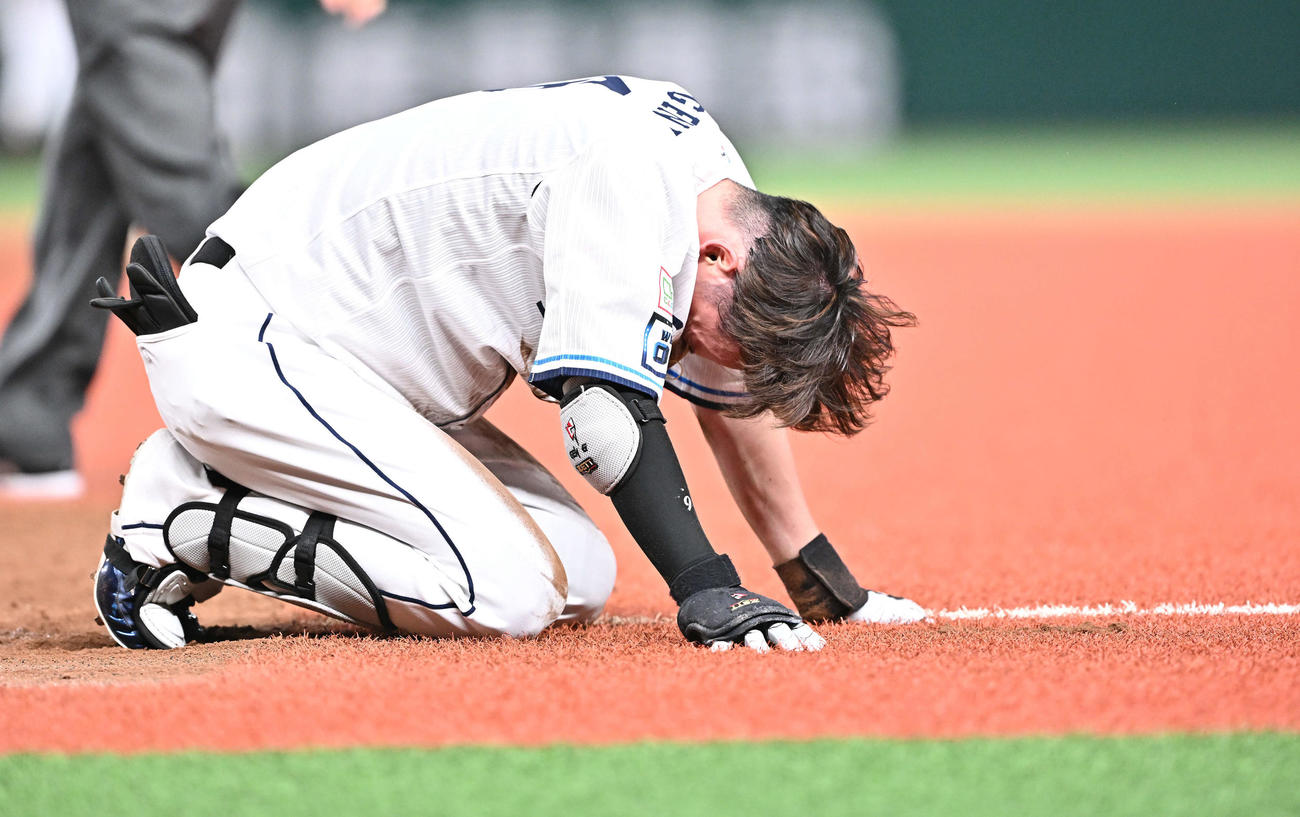 西武対広島　9回裏西武2死二塁、一ゴロに倒れた源田（撮影・滝沢徹郎）