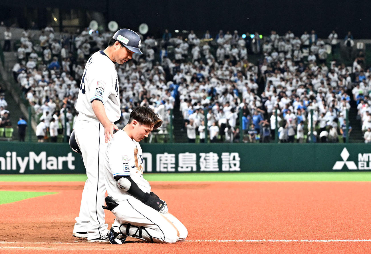 西武対広島　9回裏西武2死二塁、一ゴロに倒れ悔しがる源田（右）と赤田コーチ（撮影・滝沢徹郎）
