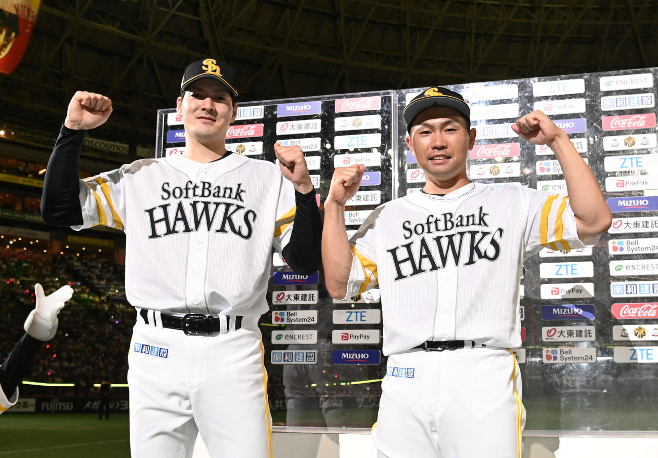 ソフトバンク対ヤクルト　6勝目のソフトバンク有原（左）と決勝打の中村晃はお立ち台でガッツポーズ（撮影・林敢治）