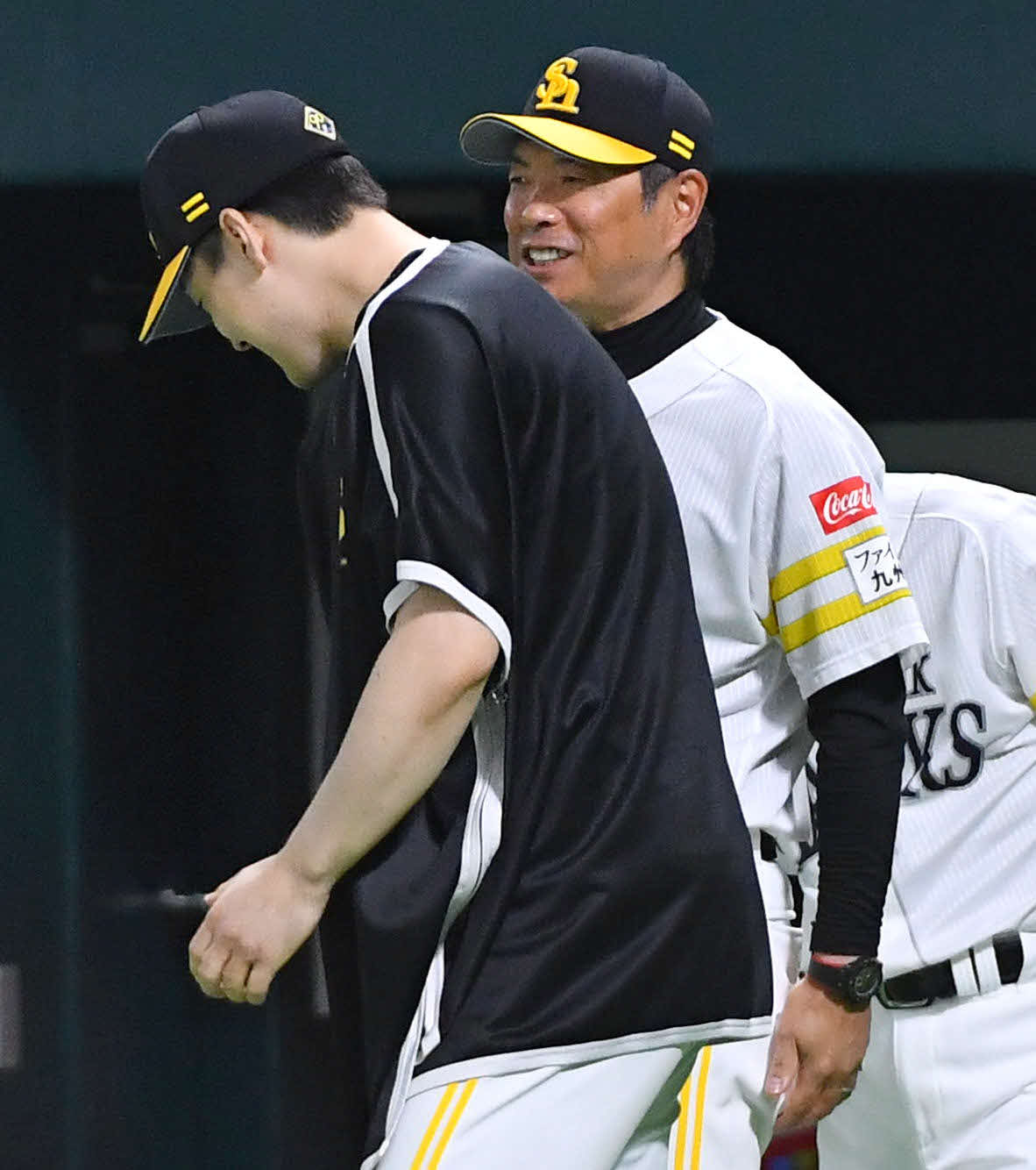 ソフトバンク対ヤクルト　ヤクルトに勝利し、6勝目を挙げた有原（左）と笑顔で話す小久保監督（撮影・岩下翔太）
