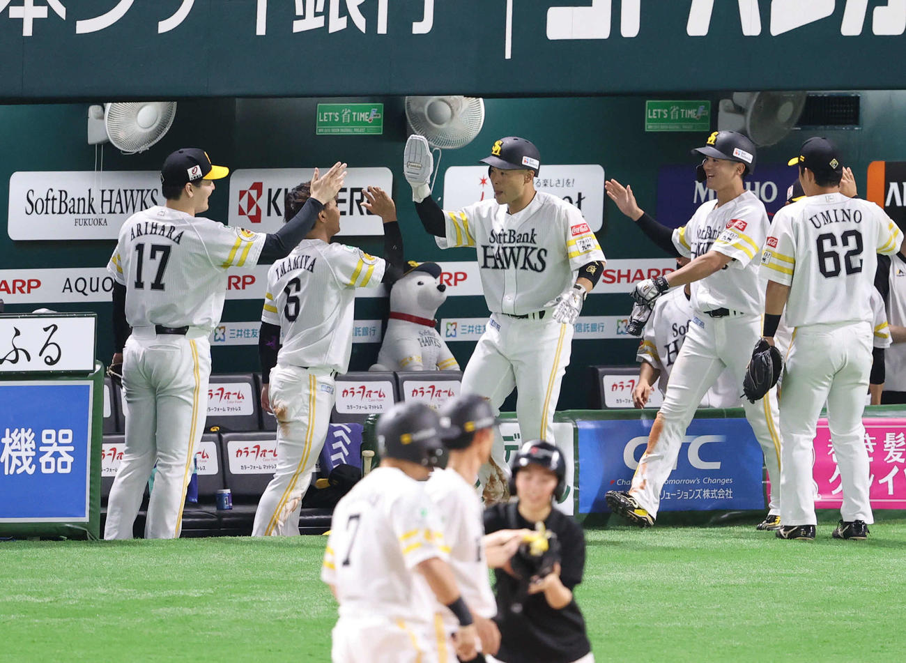ソフトバンク対ヤクルト　7回裏ソフトバンク1死二、三塁、中村晃の勝ち越し2点適時打で生還した近藤と緒方を迎える有原航平（撮影・梅根麻紀）