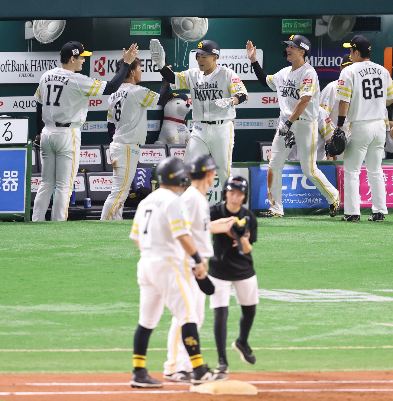 ソフトバンク対ヤクルト　7回裏ソフトバンク1死二、三塁、中村晃の勝ち越し2点適時打で生還した近藤と緒方を迎える有原航平（撮影・梅根麻紀）