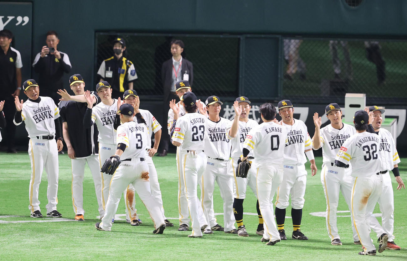 ソフトバンク対ヤクルト　小久保監督（左）はナインをハイタッチで出迎える（撮影・梅根麻紀）