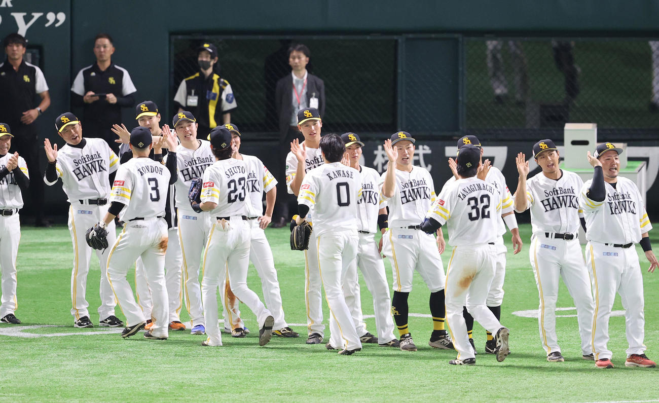 ソフトバンク対ヤクルト　小久保監督（左）はナインをハイタッチで出迎える（撮影・梅根麻紀）