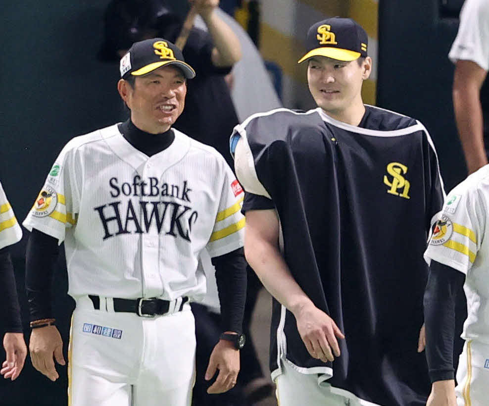 ソフトバンク対ヤクルト　6勝目を挙げた有原（右）に笑顔で話しかける小久保監督（撮影・梅根麻紀）