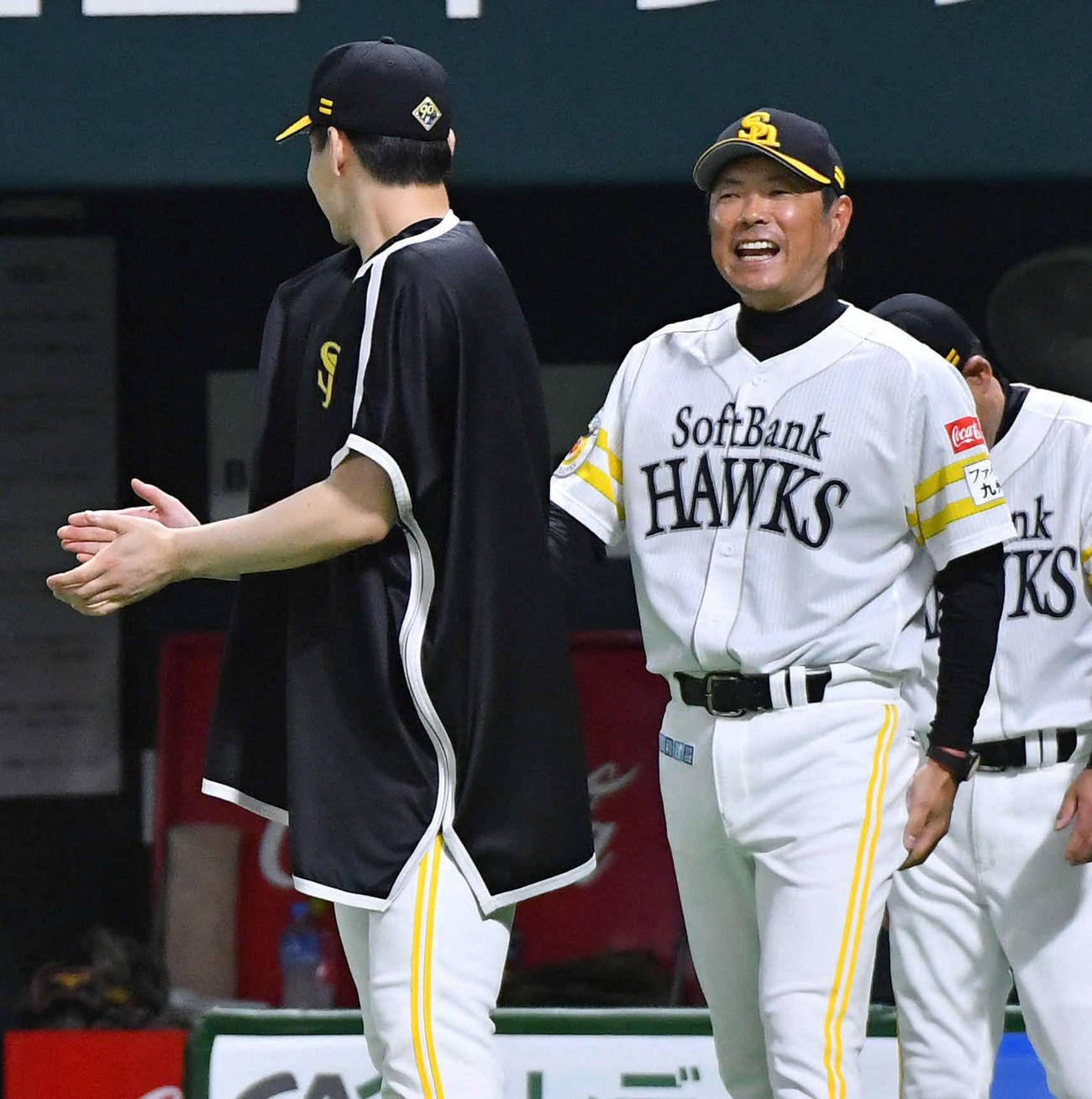 ソフトバンク対ヤクルト　ヤクルトに勝利し、6勝目を挙げた有原（左）に笑顔で話しかける小久保監督（撮影・岩下翔太）