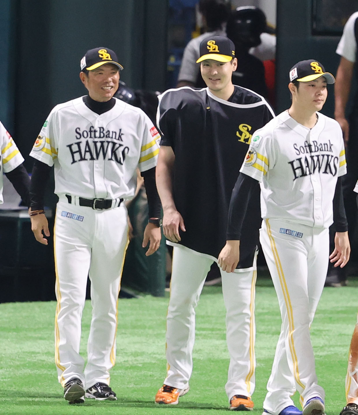ソフトバンク対ヤクルト　勝利投手となった有原に話しかける小久保監督（撮影・梅根麻紀）