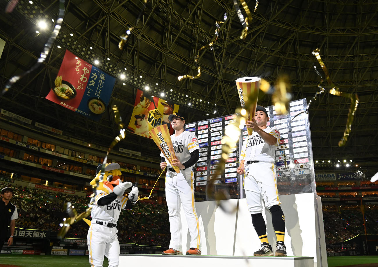 ソフトバンク対ヤクルト　本日のヒーローに輝き祝砲を上げる有原（左）と中村晃（右）（撮影・林敢治）