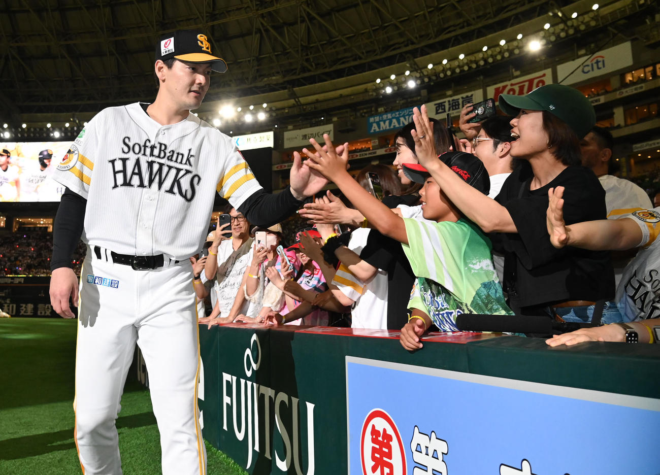 ソフトバンク対ヤクルト　本日のヒーローに輝きファンとタッチを交わす有原（左）（撮影・林敢治）