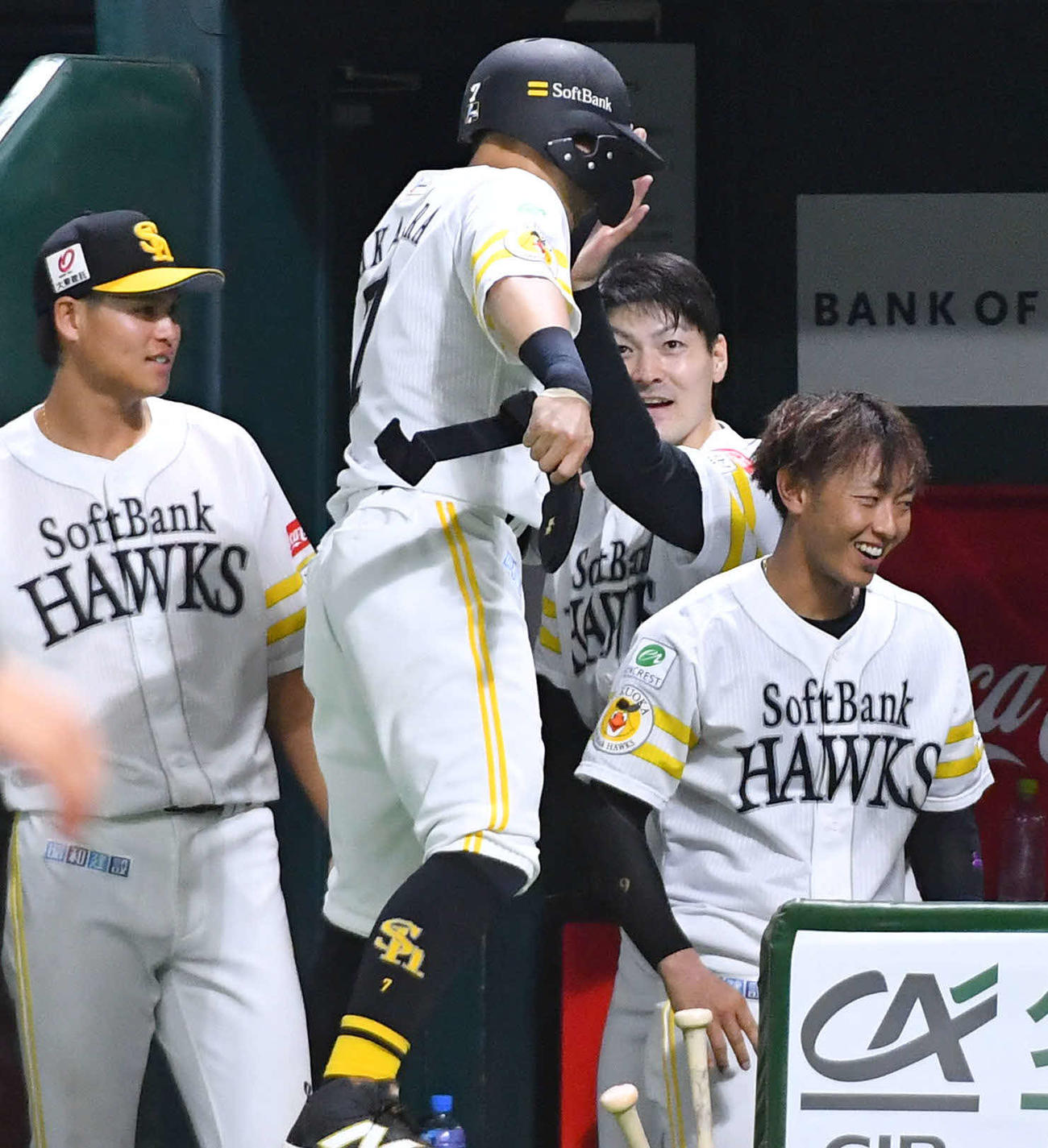 ソフトバンク対ヤクルト　7回裏、勝ち越しの中前2点適時打を放ち、代走を送られてベンチへ戻った中村晃（左から2人目）と笑顔でタッチを交わす有原（撮影・岩下翔太）