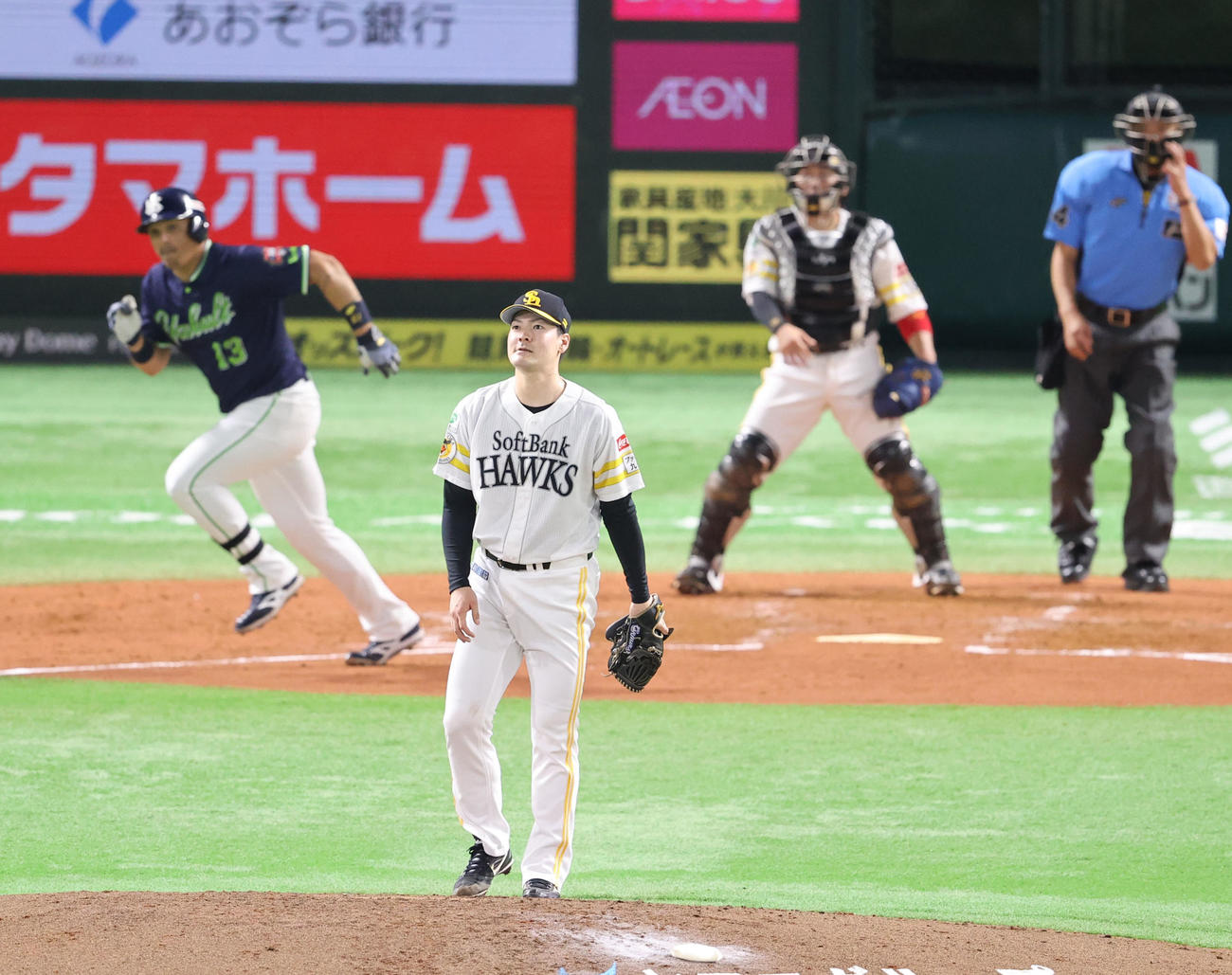 ソフトバンク対ヤクルト　4回表ヤクルト2死満塁、オスナに先制となる右前2点適時打を浴びた有原（撮影・梅根麻紀）