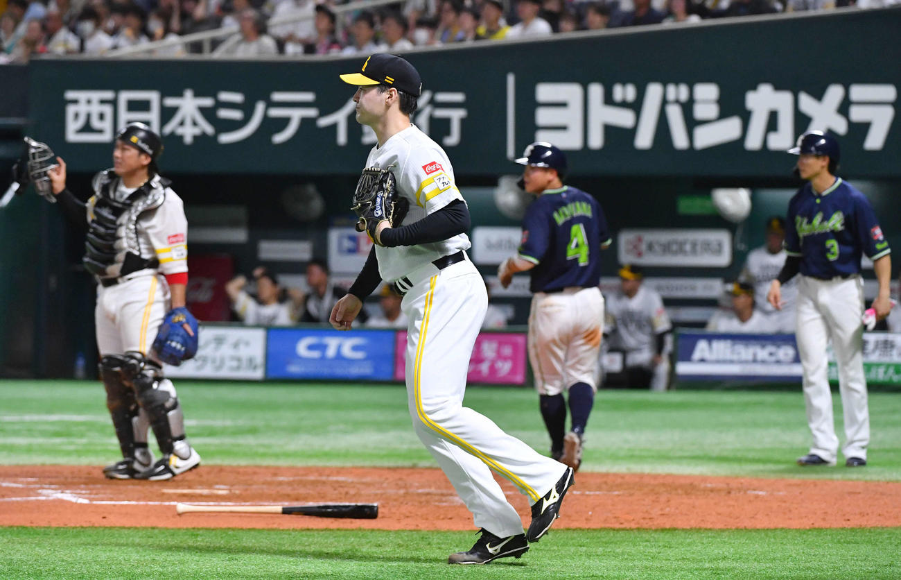 ソフトバンク対ヤクルト　4回表ヤクルト2死満塁、オスナに先制の右前2点適時打を打たれた有原（中央）（撮影・岩下翔太）