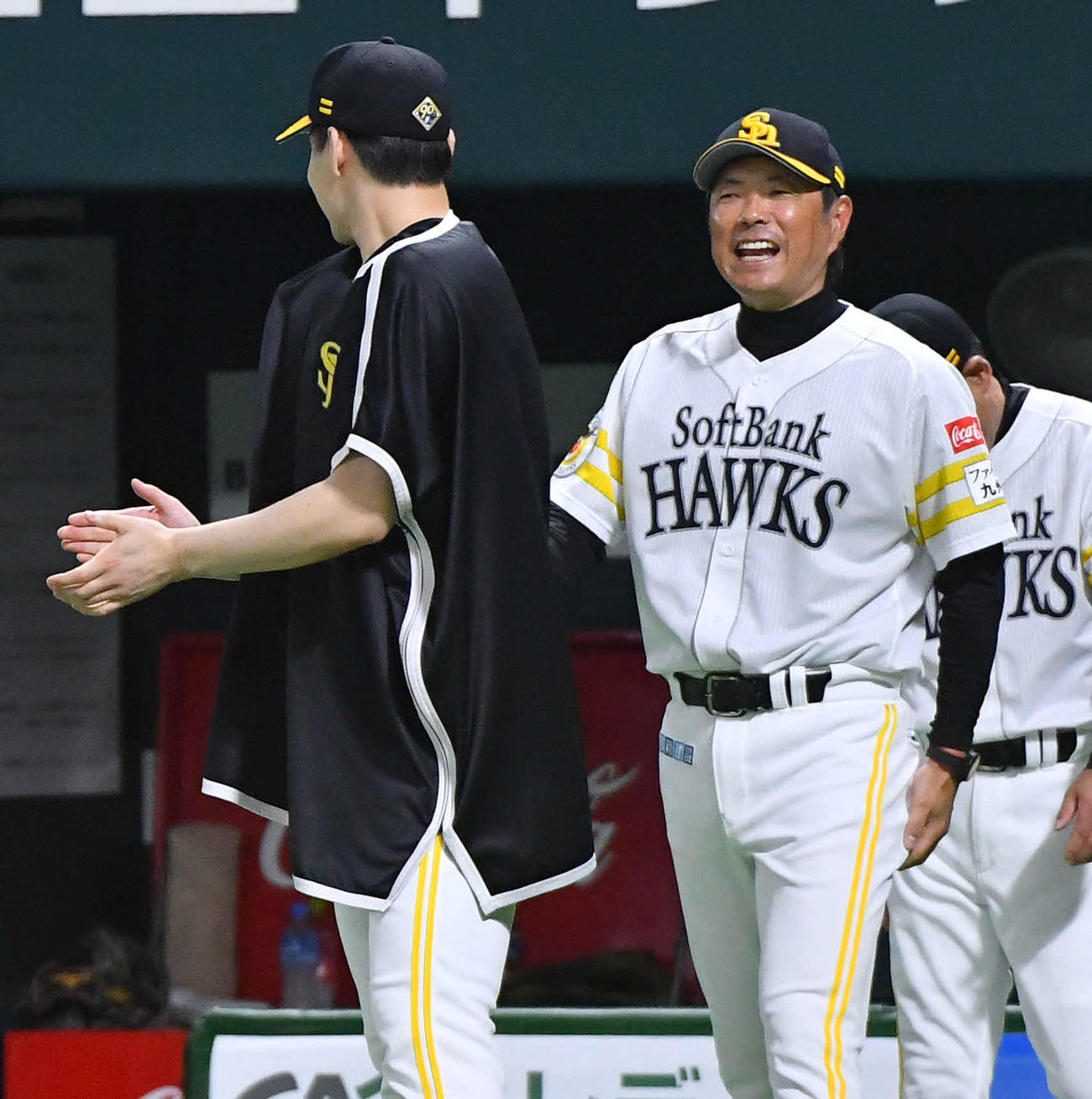 ソフトバンク対ヤクルト　ヤクルトに勝利し、6勝目を挙げた有原（左）と笑顔で話す小久保監督（撮影・岩下翔太）