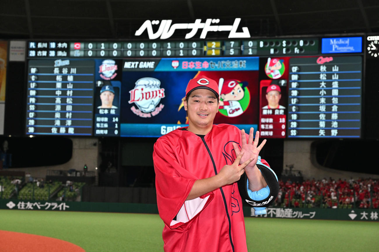 西武対広島　試合後、今季7勝目の「7」のポーズを決める広島床田（撮影・滝沢徹郎）
