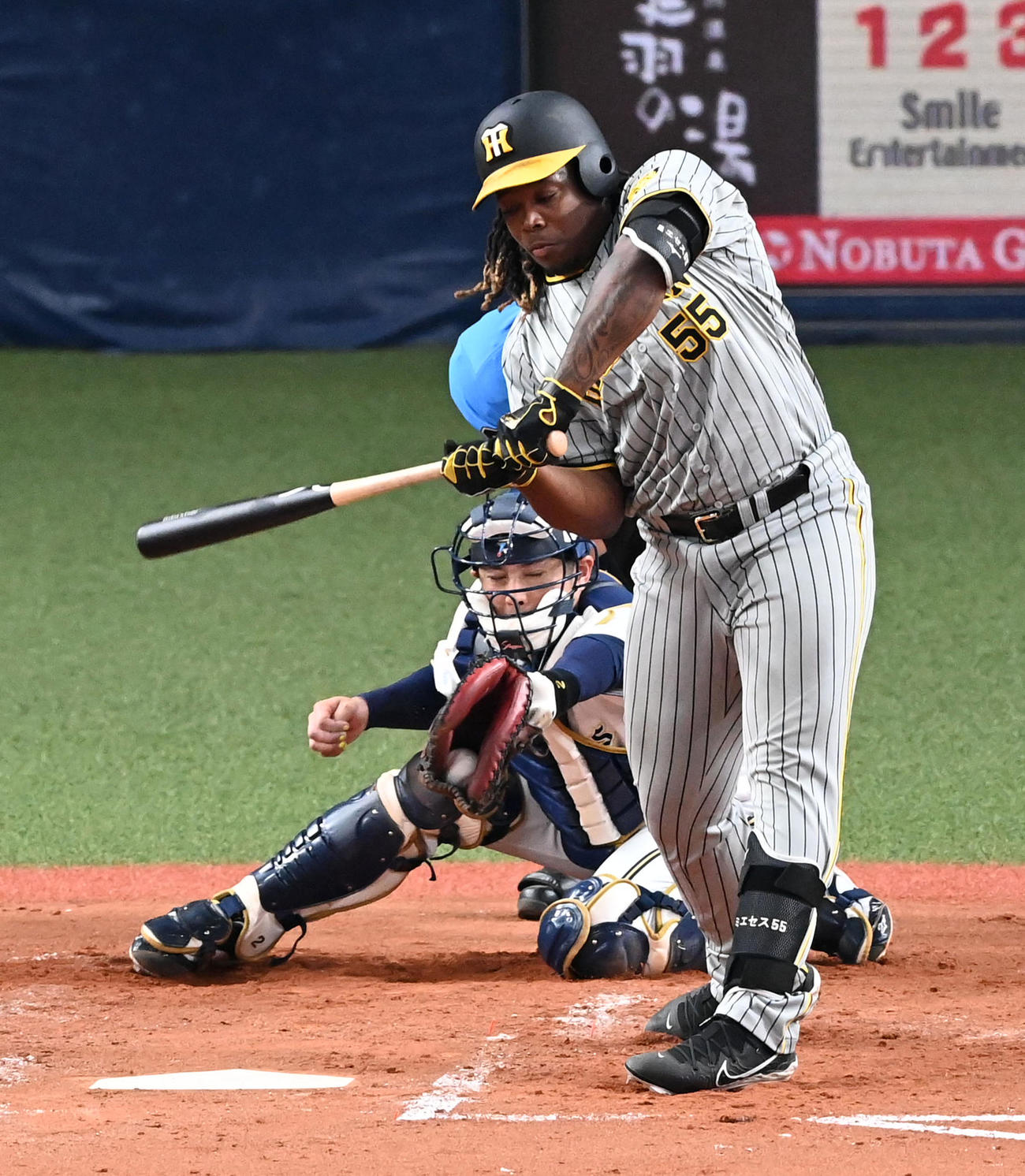 オリックス対阪神　4回表阪神2死一塁、ミエセスは三振に倒れる（撮影・前岡正明）