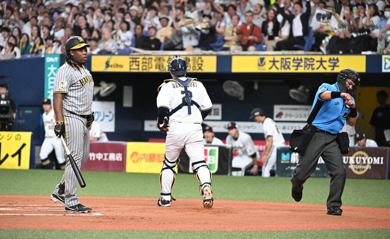 オリックス対阪神　6回表阪神2死満塁、見逃し三振に倒れるミエセス（撮影・和賀正仁）