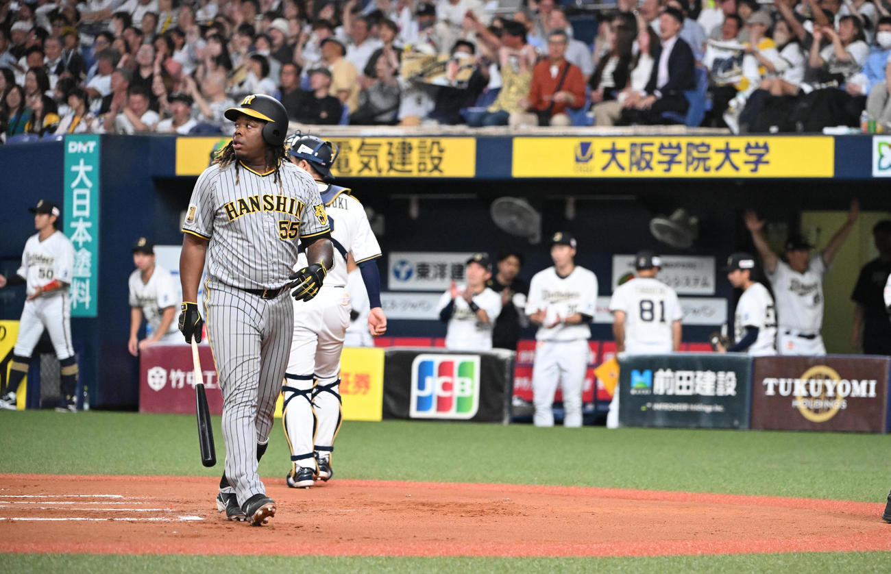 オリックス対阪神　6回表阪神2死満塁、見逃し三振に倒れるミエセス（撮影・和賀正仁）