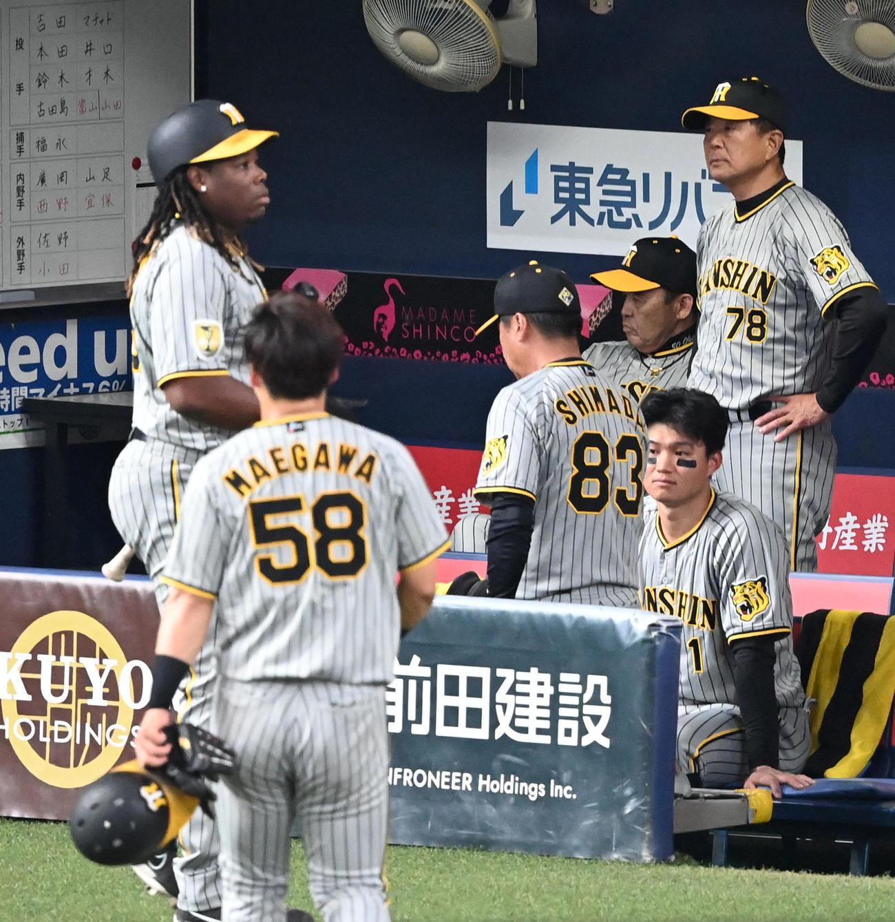 オリックス対阪神　6回表阪神2死満塁、ミエセスが見逃し三振に倒れ厳しい表情の岡田監督（撮影・前岡正明）