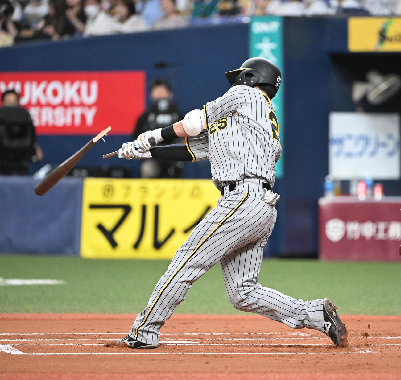 オリックス対阪神　2回表阪神無死、バットを折りながら中前打を放つ渡辺（撮影・和賀正仁）