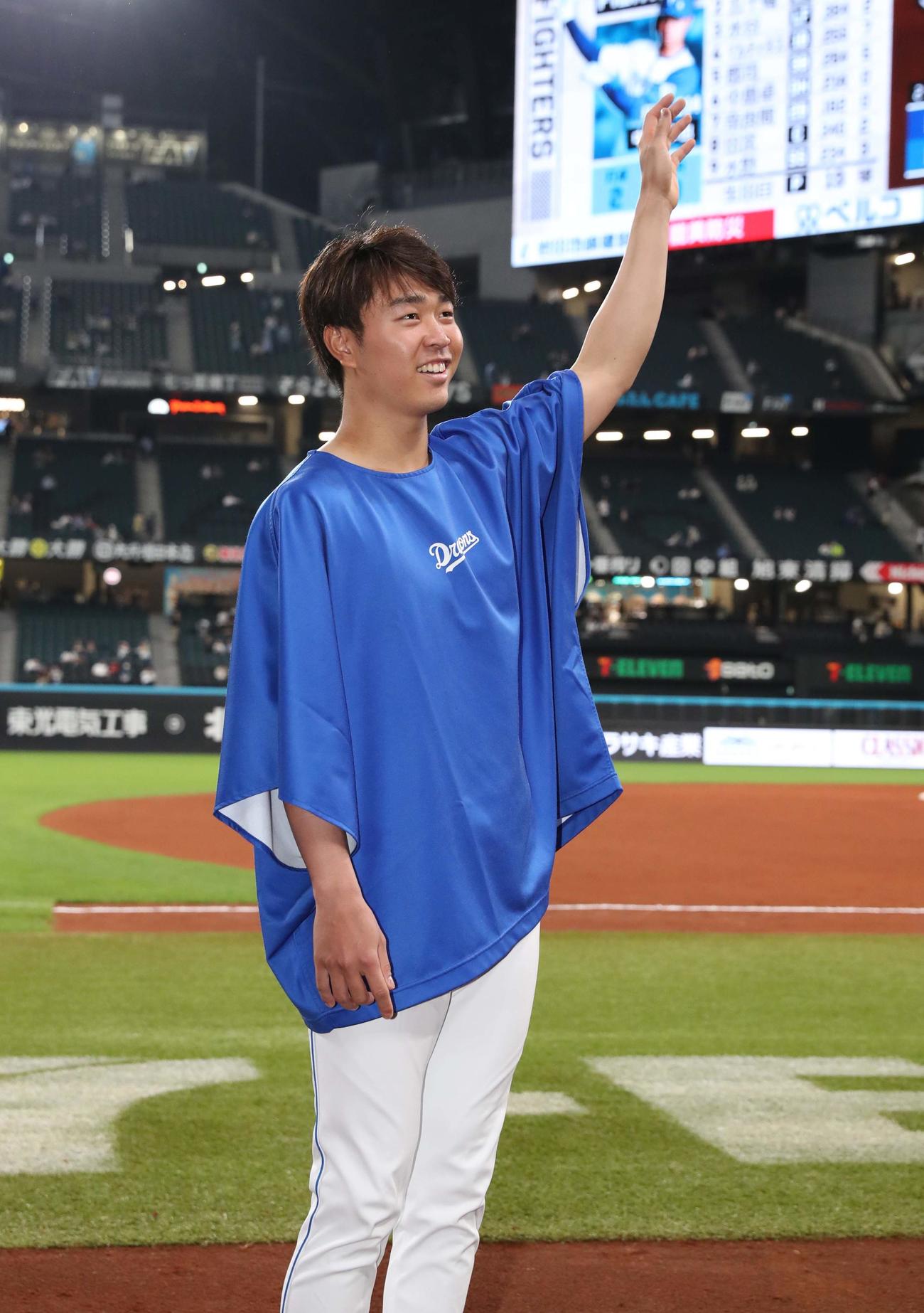 日本ハム対中日　3勝目を挙げスタンドに手を振る高橋宏（撮影・黒川智章）
