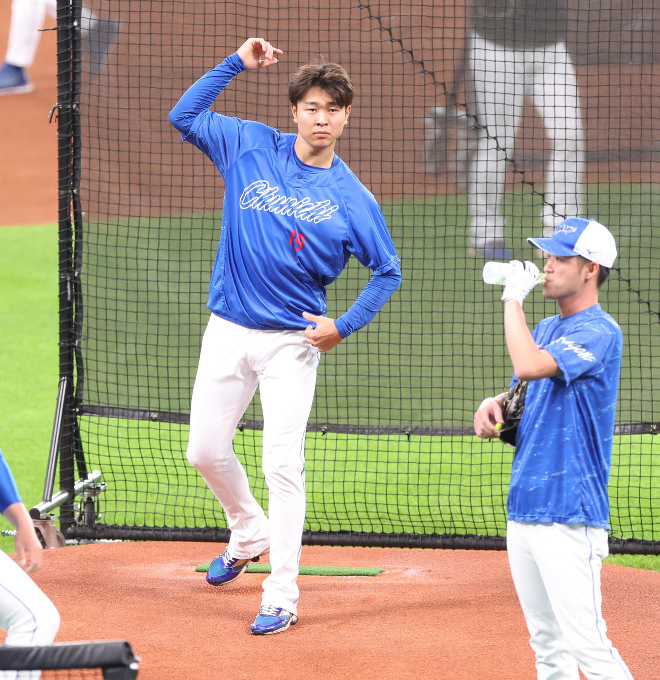 日本ハム対中日　試合前、マウンドの感触を確認する中日高橋宏（撮影・佐藤翔太）