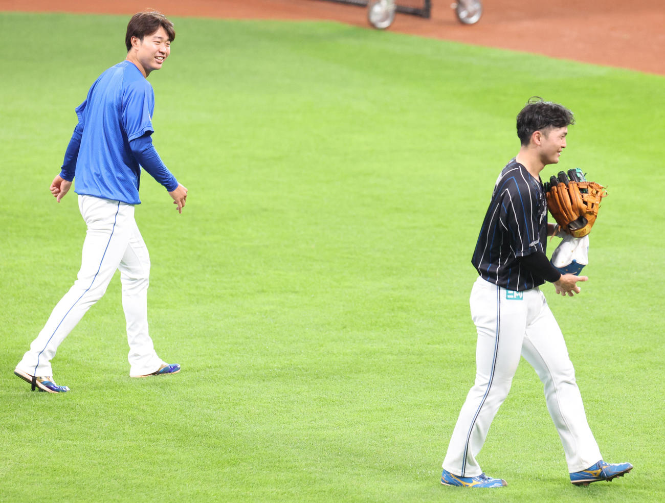 日本ハム対中日　試合前、会話する中日高橋宏（左）と日本ハム郡司（撮影・佐藤翔太）