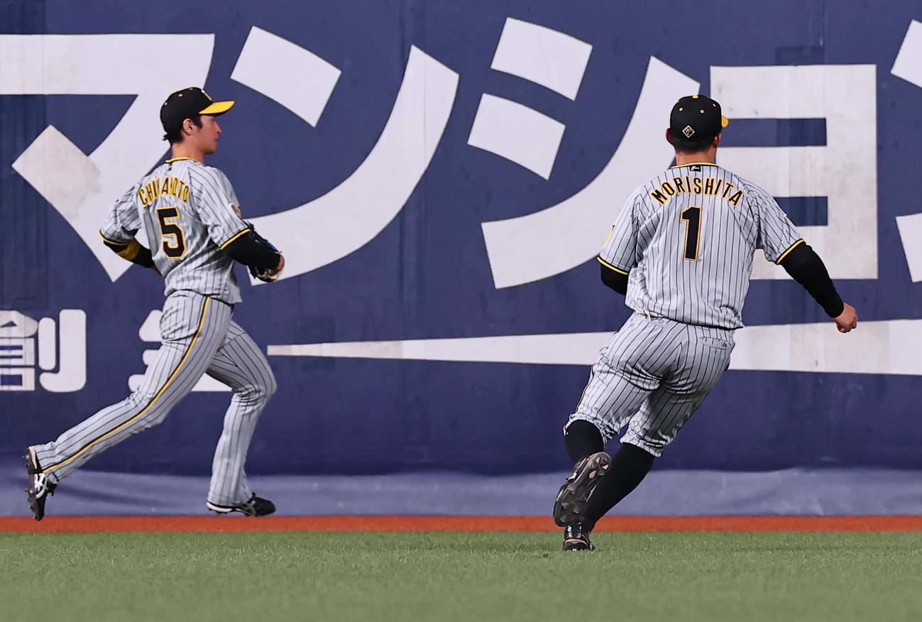 オリックス対阪神　5回裏オリックス2死三塁、頓宮の右中間先制適時二塁打の打球を追いかける森下（右）と近本（撮影・上田博志）