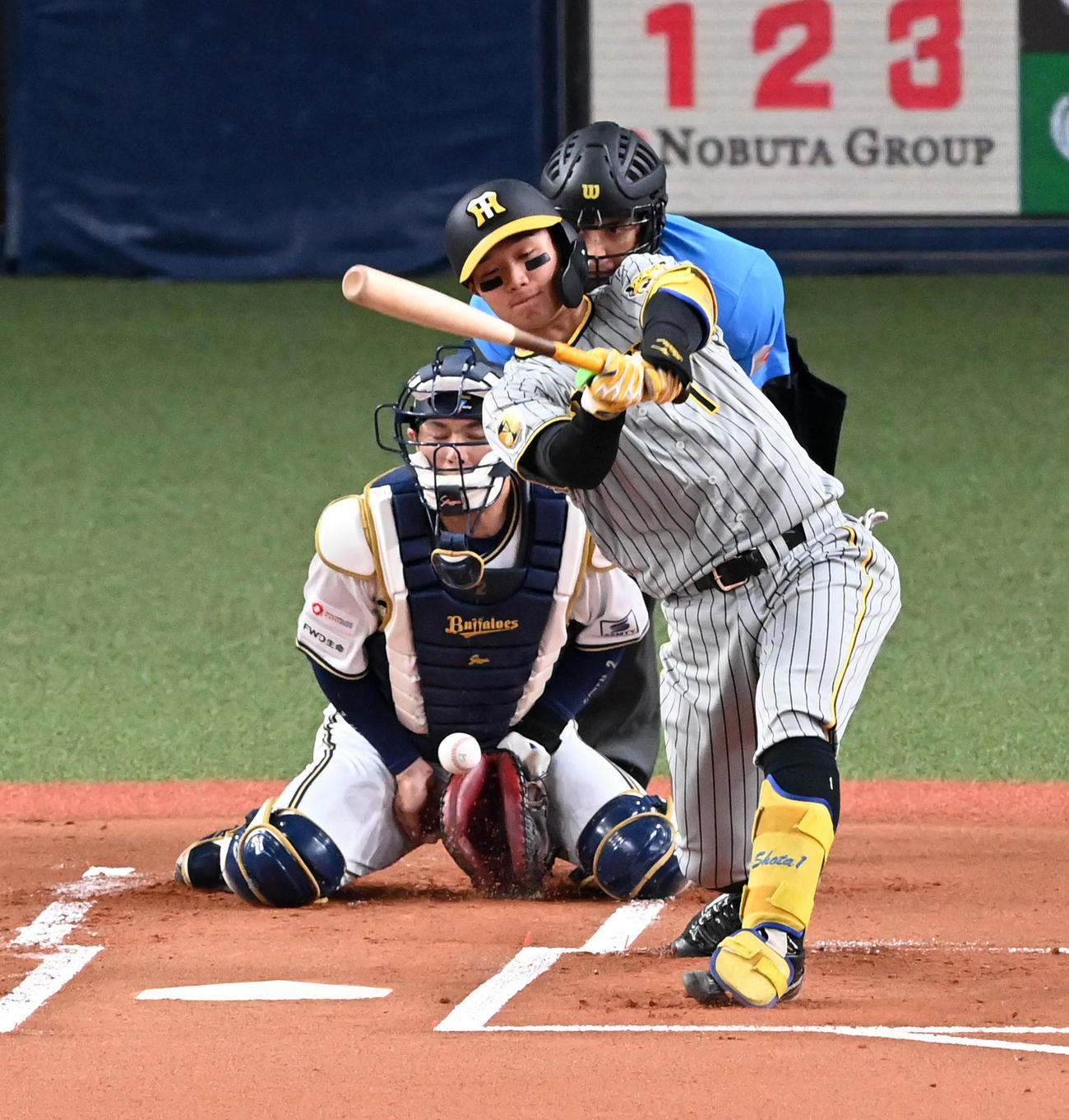 オリックス対阪神　1回表阪神1死一塁、森下は空振り三振に倒れる（撮影・前岡正明）
