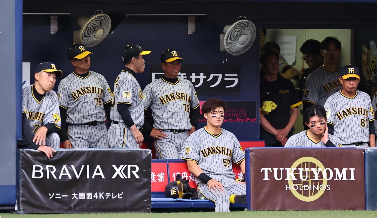 オリックス対阪神　オリックスに敗れた岡田監督（左から3人目）はベンチを引き揚げる（撮影・上田博志）