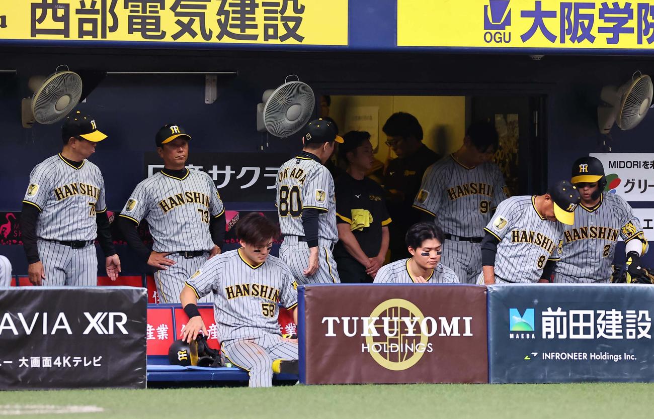 オリックス対阪神　オリックスに敗れた岡田監督（左から4人目）はベンチを引き揚げる（撮影・上田博志）