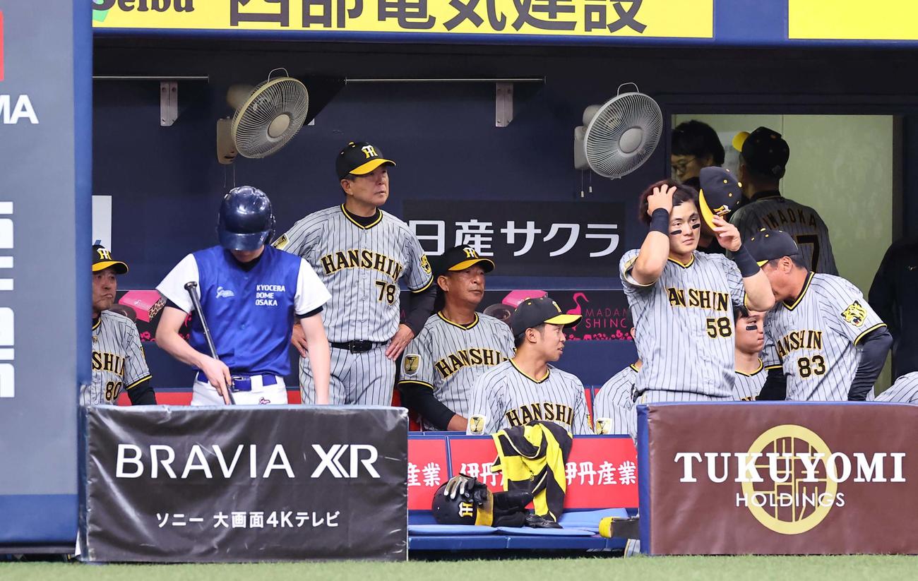 オリックス対阪神　リードを許す岡田監督（左）はベンチで厳しい表情を見せる（撮影・上田博志）