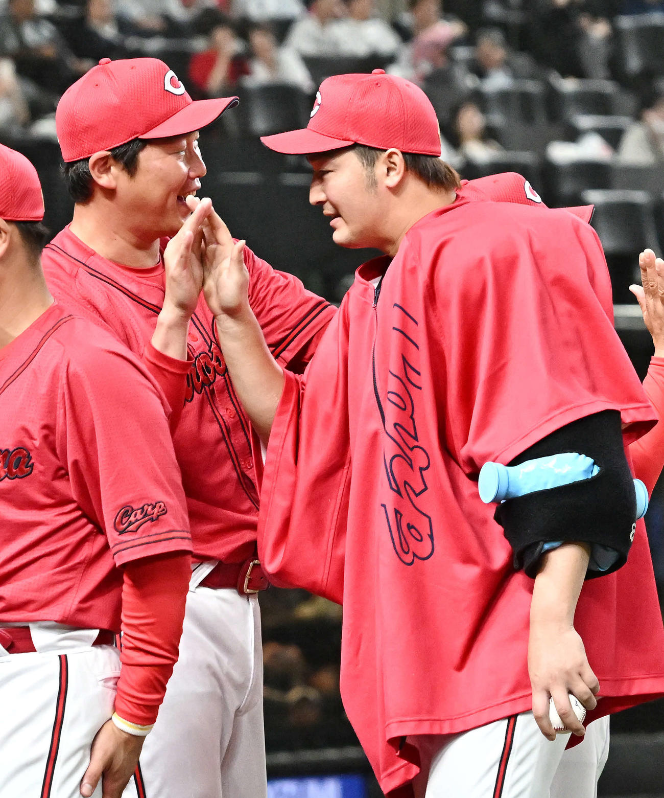 西武対広島　試合後、広島新井監督（左）は勝利投手の床田とタッチをかわす（撮影・滝沢徹郎）
