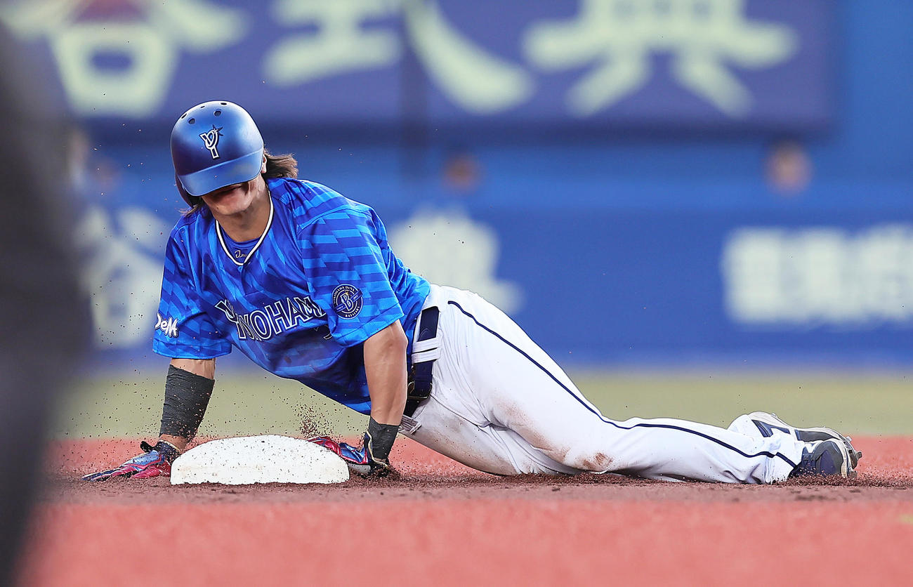 ロッテ対DeNA 2回表DeNA無死一、三塁、一塁走者井上は二塁盗塁に成功する（撮影・足立雅史）