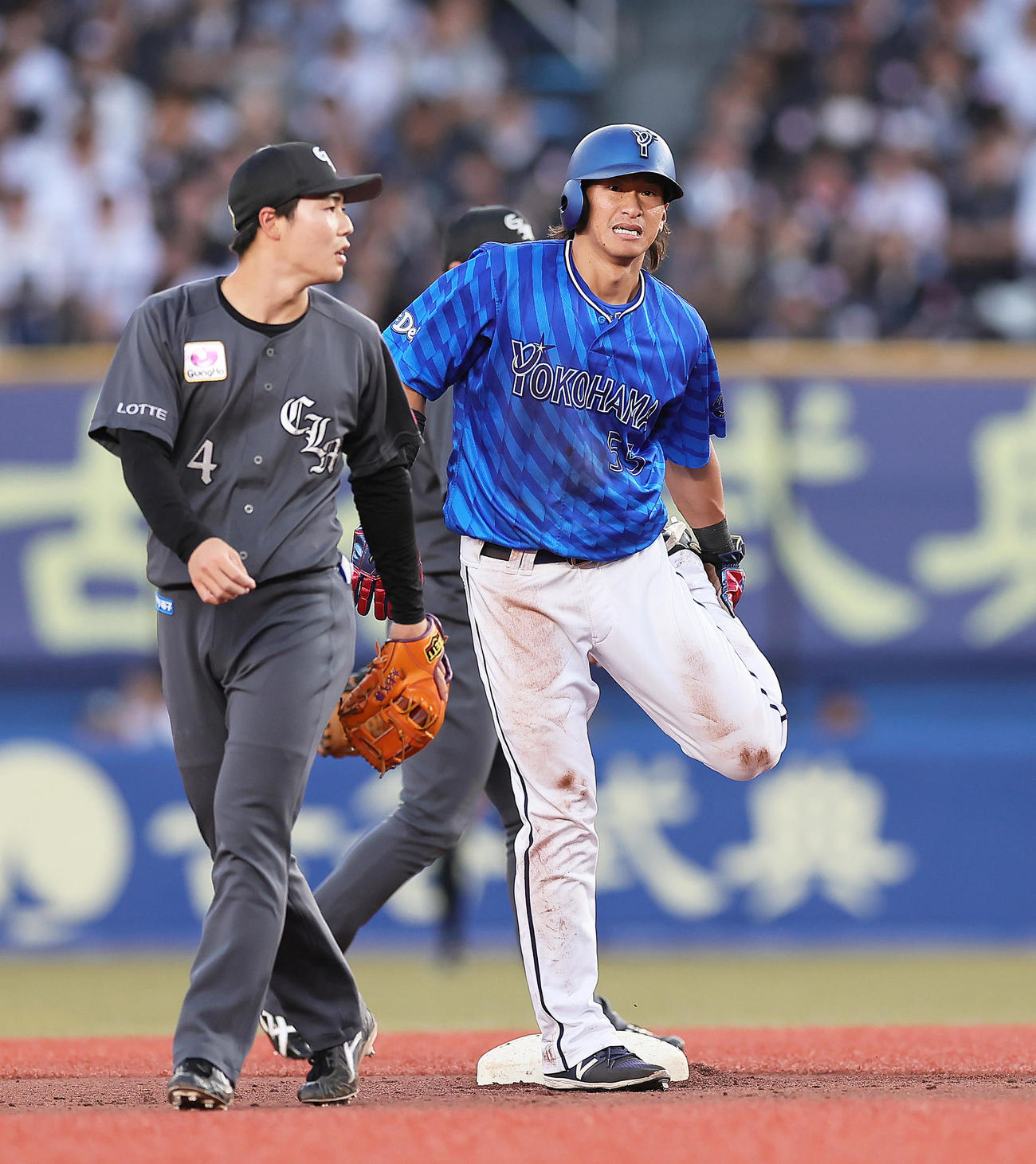 ロッテ対DeNA 2回表DeNA無死一、三塁、一塁走者井上（右）は二塁盗塁に成功する（撮影・足立雅史）