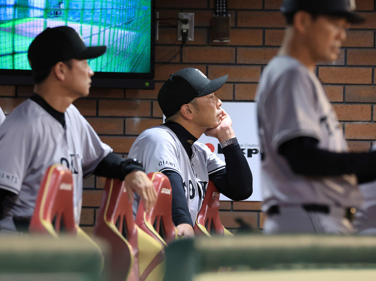 楽天対巨人　9回裏楽天の攻撃中、ベンチで厳しい表情の阿部監督（撮影・浅見桂子）