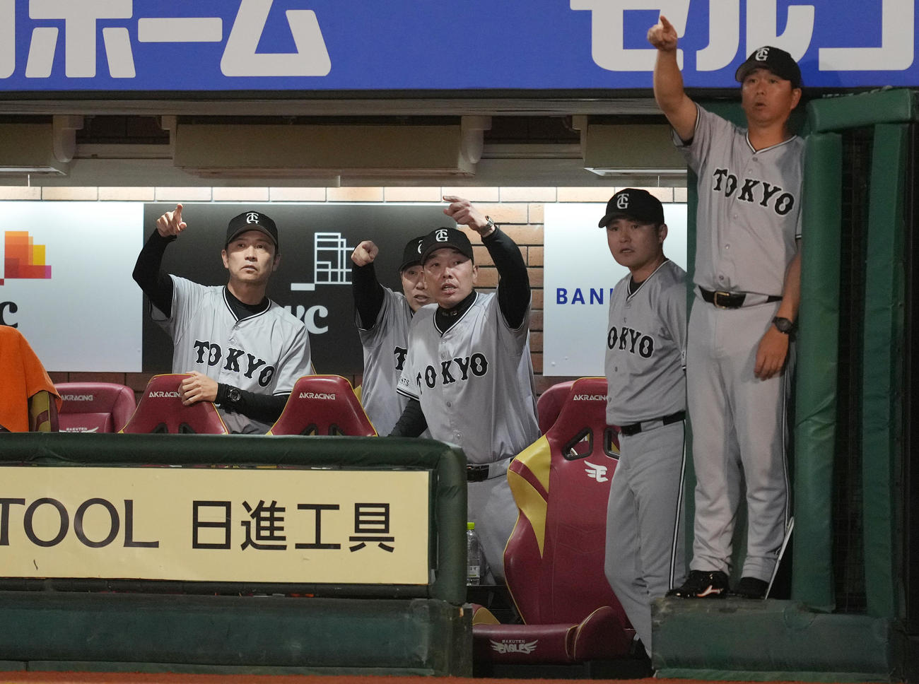 楽天対巨人　9回、ベンチで浮かない表情でアピールする巨人阿部監督（中央）（撮影・菅敏）