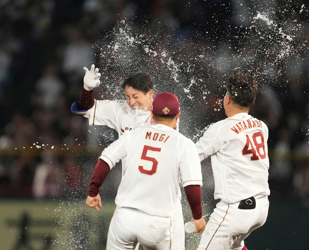 楽天対巨人　9回裏楽天2死満塁、サヨナラ2点適時二塁打を放った小郷（後方）はウオーターシャワーで祝福される（撮影・菅敏）