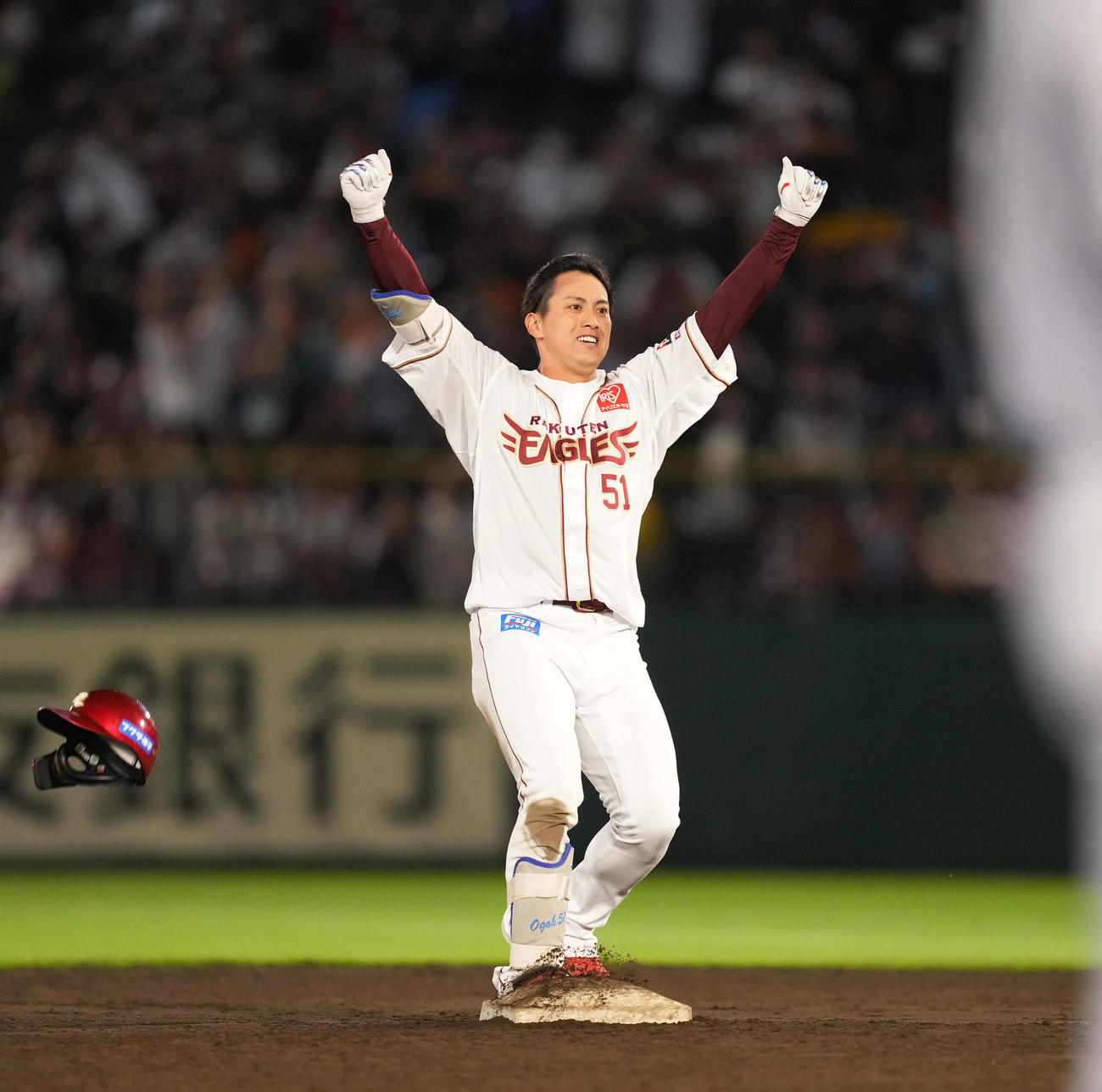 楽天対巨人　9回裏楽天2死満塁、サヨナラの2点適時二塁打を放ち、喜びを爆発させる小郷（撮影・菅敏）