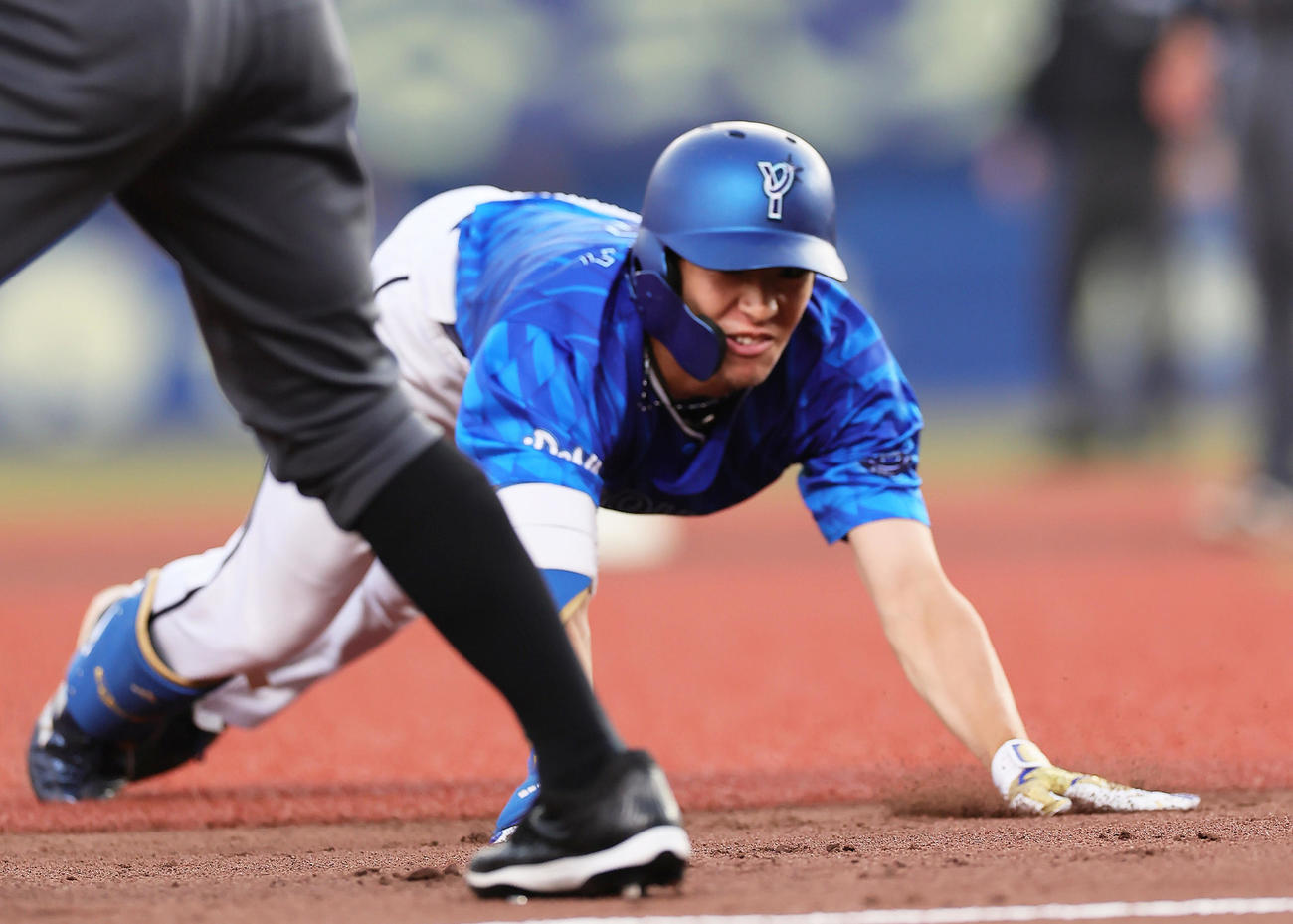 ロッテ対DeNA 2回表DeNA無死二、三塁、度会は中越え2点適時三塁打を放つ（撮影・足立雅史）
