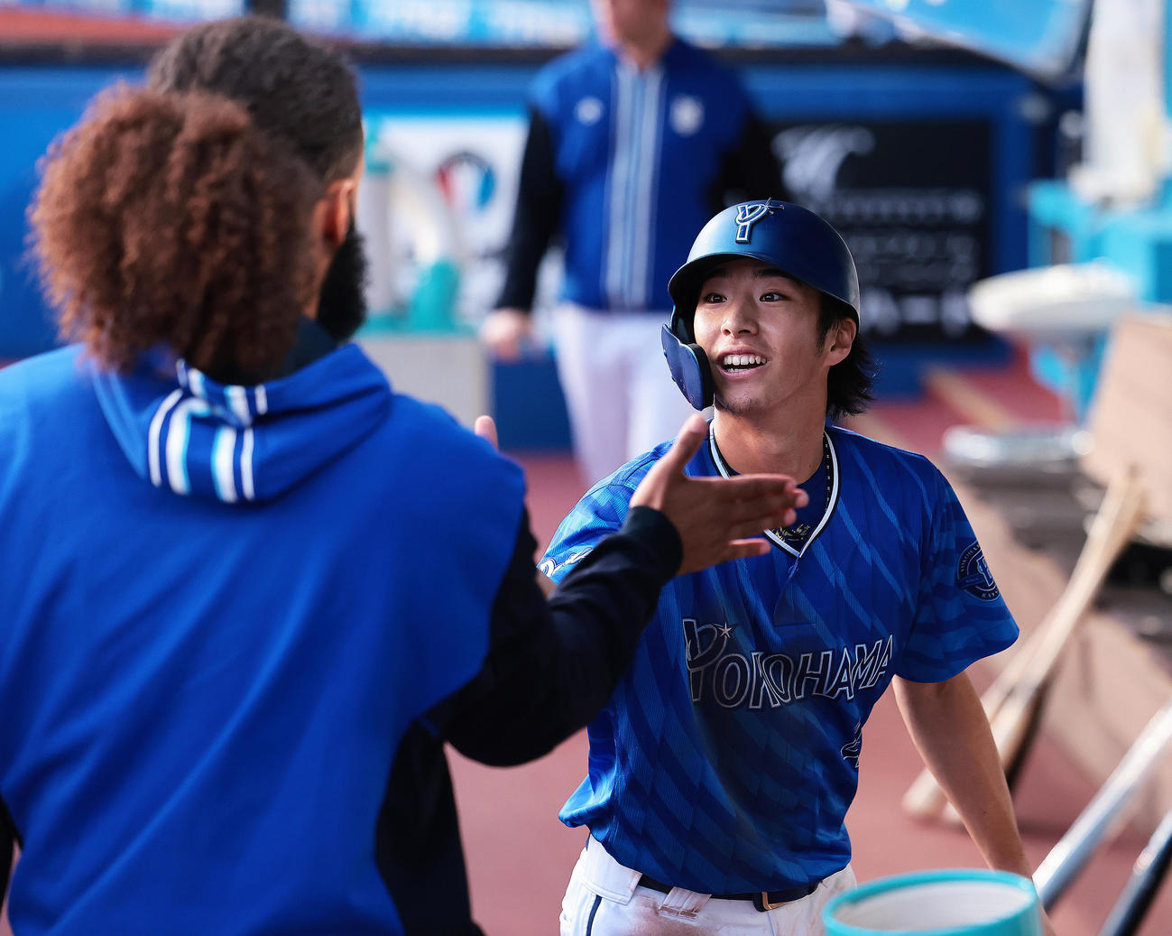 ロッテ対DeNA 2回表DeNA1死三塁、梶原の適時二塁打で生還した度会（右）はジャクソンとタッチを交わす（撮影・足立雅史）