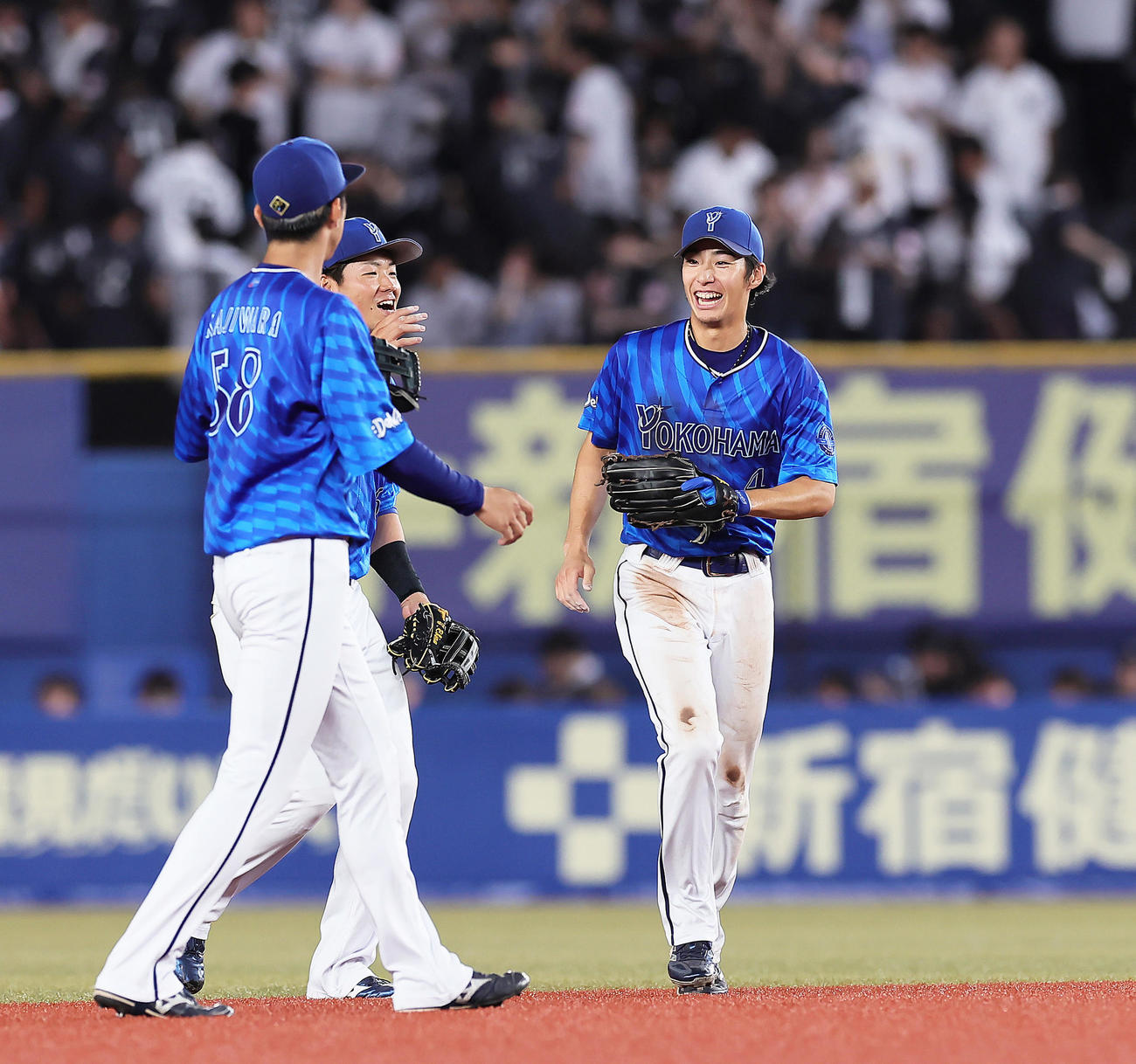 ロッテ対DeNA　ロッテに勝利し笑顔を見せるDeNA度会（右）（撮影・足立雅史）